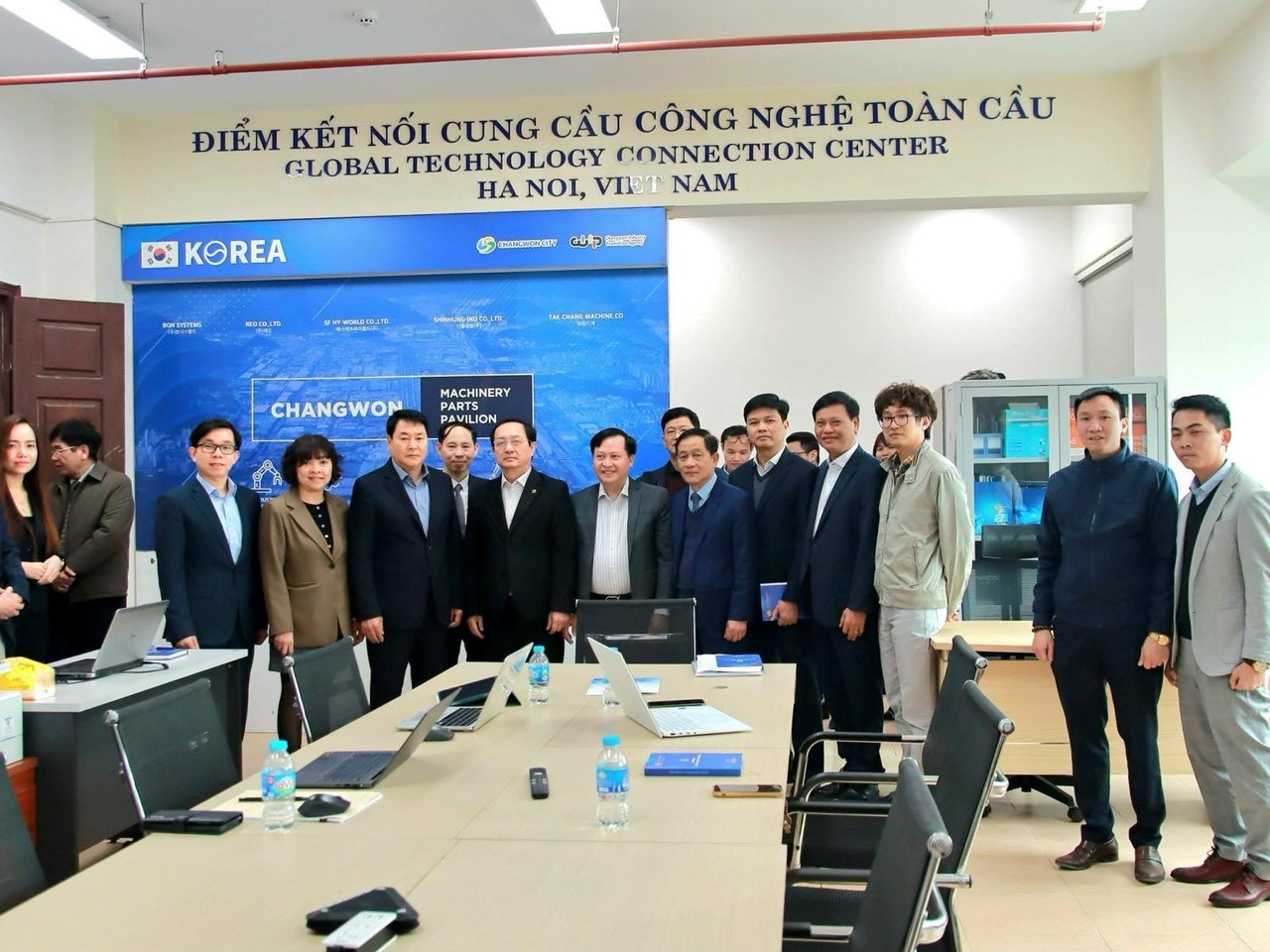 Bộ trưởng Huỳnh Thành Đạt thăm hoạt động Điểm kết nối cung cầu công nghệ